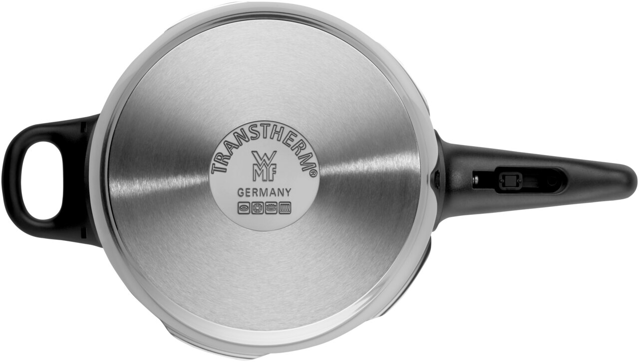 Bovenaanzicht van de bodem van een snelkookpan met een zwart handvat en het WMF-logo.