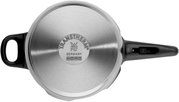 Bovenaanzicht van de bodem van een snelkookpan met een zwart handvat en het WMF-logo.