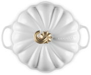 Weißer Kürbis-Bräter mit goldfarbenem Griff, Draufsicht