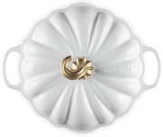 Weißer Kürbis-Bräter mit goldfarbenem Griff, Draufsicht