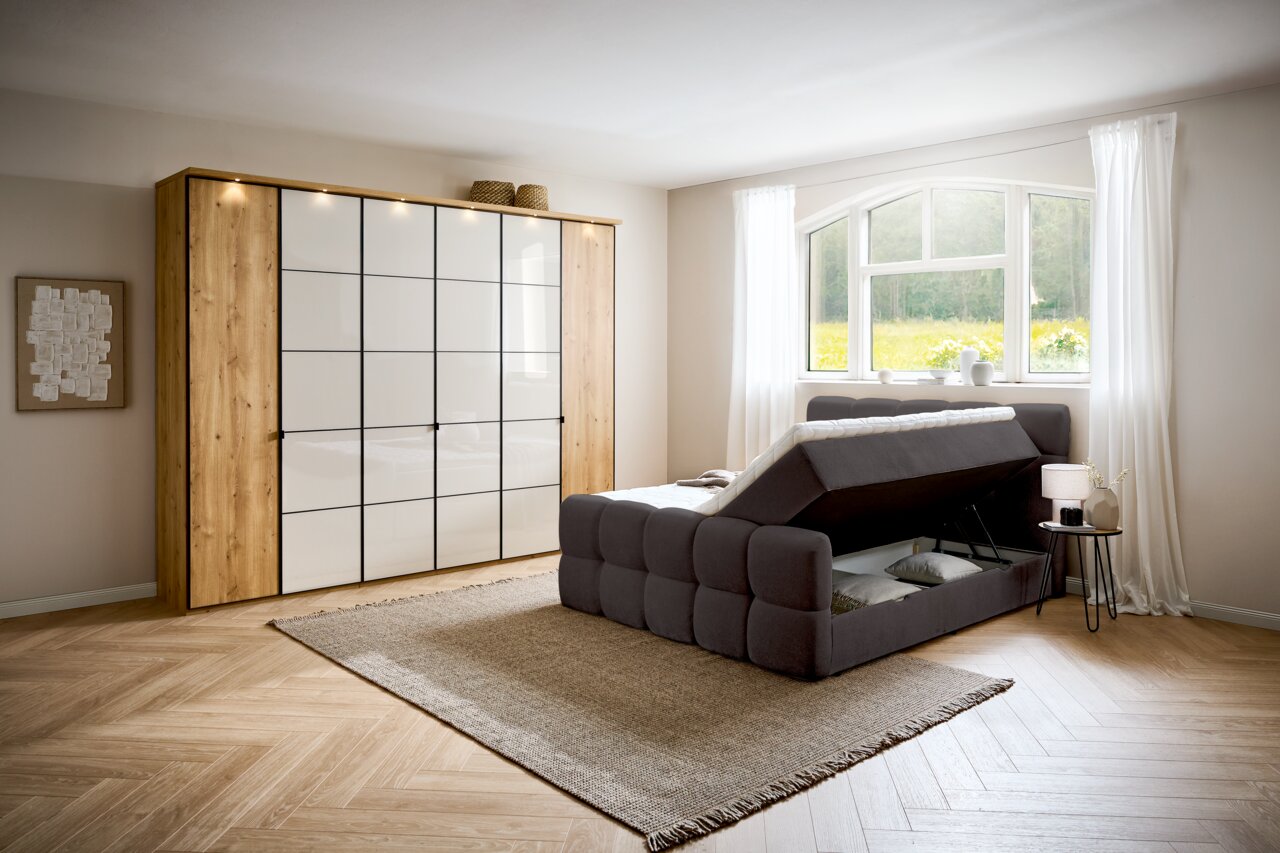 Boxbett mit Stauraum in einem modernen Schlafzimmer, seitliche Perspektive