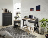 Moderne Büromöbel in einem hellen Raum, bestehend aus einem grauen Aktenschrank, einem Rollcontainer und einem Schreibtisch mit Dekorationen, aus der Perspektive von vorne betrachtet.