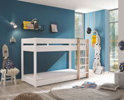 Weißes Etagenbett in einem modernen Kinderzimmer mit blauer Wand, von der Seite betrachtet.