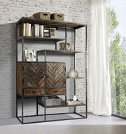 Regal im industriellen Stil mit Metallrahmen und Holzelementen, seitliche Perspektive. Enthält Körbe, Bücher und Dekorationen.