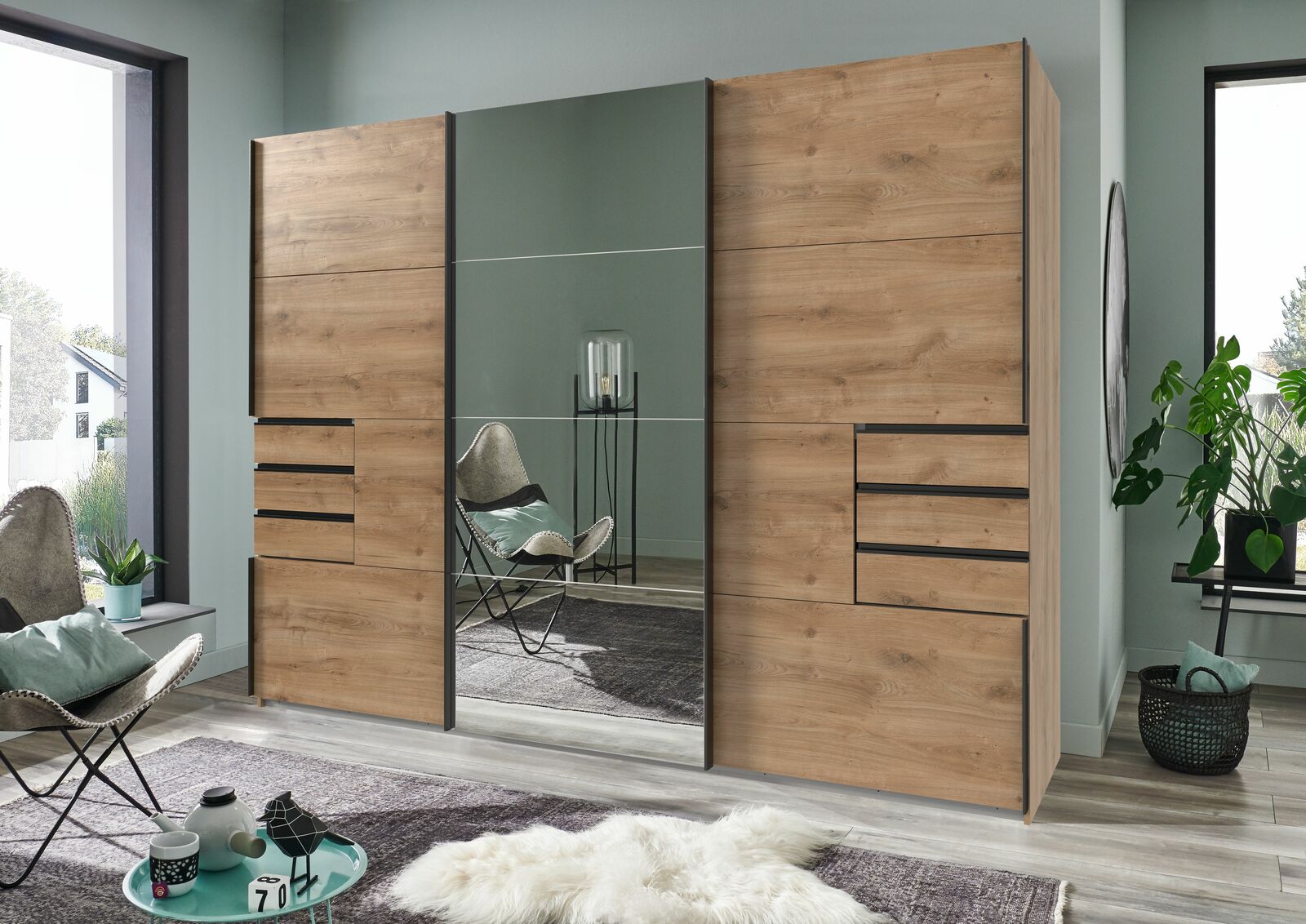 Moderner Schwebetürenschrank mit drei Türen in Holzoptik, mittlere Tür mit Spiegel, seitliche Perspektive