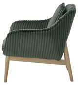 Seitenansicht eines Sessels mit grünem, geripptem Stoffbezug und Holzbeinen.
