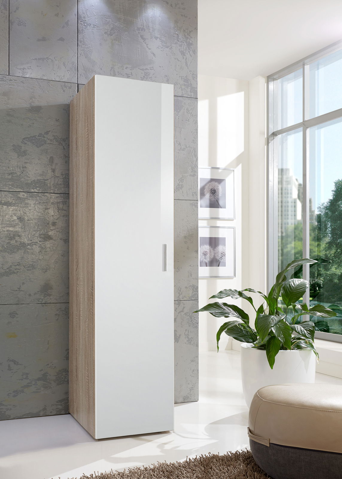 XORA Mehrzweckschrank MALTA Moderner Mehrzweckschrank mit weißer Tür und Holzoptik, seitliche Perspektive, in einem hellen Raum mit großen Fenstern und Pflanzen.