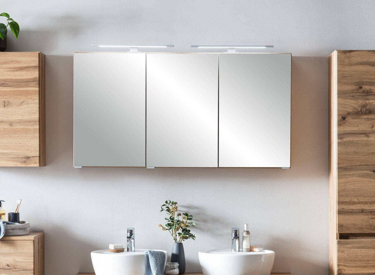 Moderne spiegelkast met drie deuren en ingebouwde verlichting, gezien vanaf de voorkant.