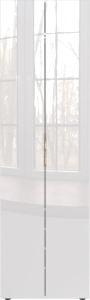 Moderner Garderobenschrank mit glänzender weißer Oberfläche und schmalem Griff, frontal vor einem Fenster fotografiert.