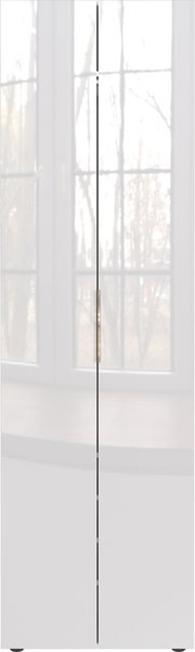 Moderner Garderobenschrank mit glänzender weißer Oberfläche und schmalem Griff, frontal vor einem Fenster fotografiert.