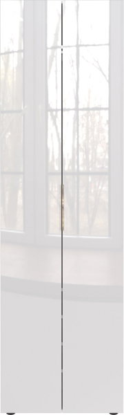 Moderner Garderobenschrank mit glänzender weißer Oberfläche und schmalem Griff, frontal vor einem Fenster fotografiert.