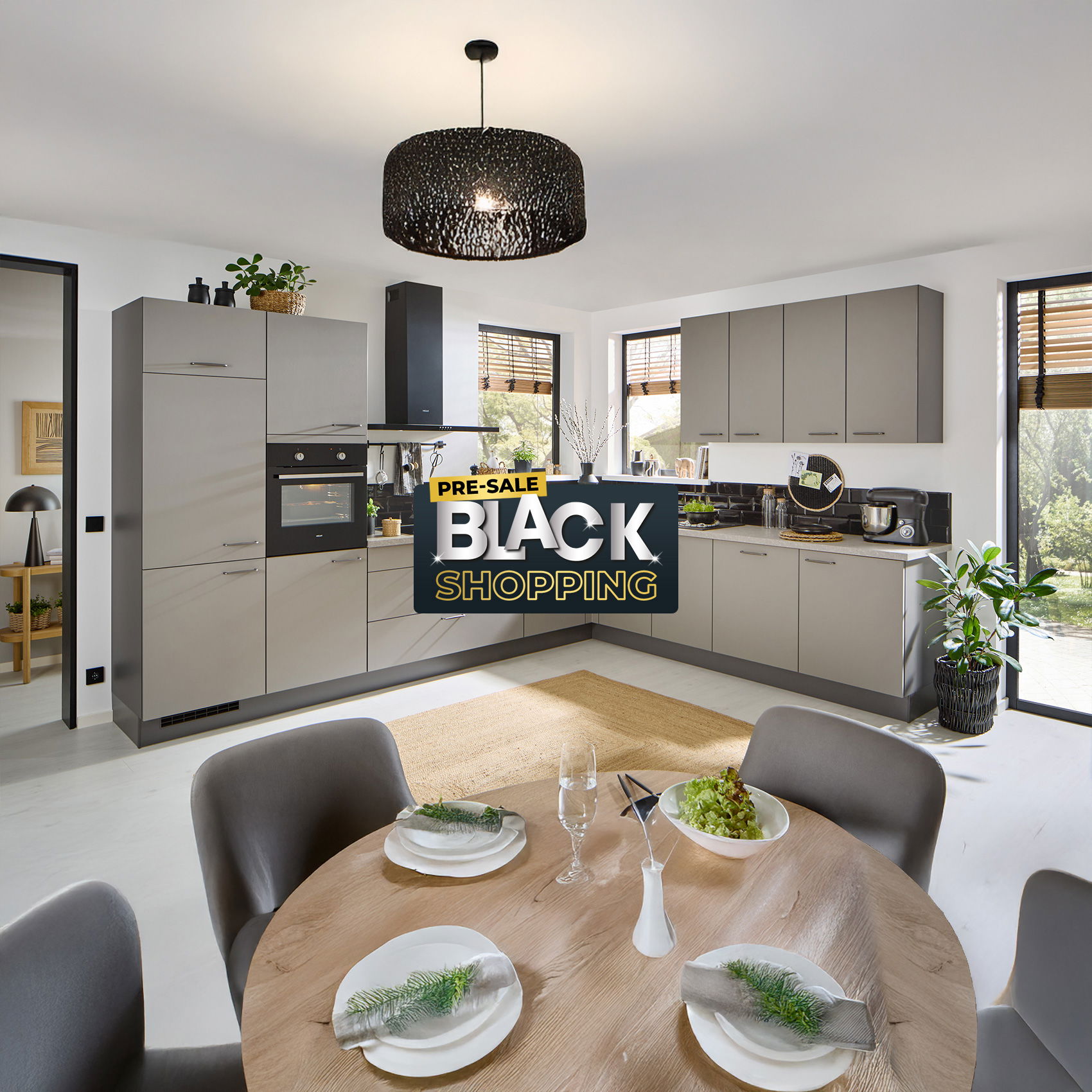 Moderne graue Küche mit Esstisch, gedeckten Tellern und heller Einrichtung, Pre-Sale Black Shopping Aktion