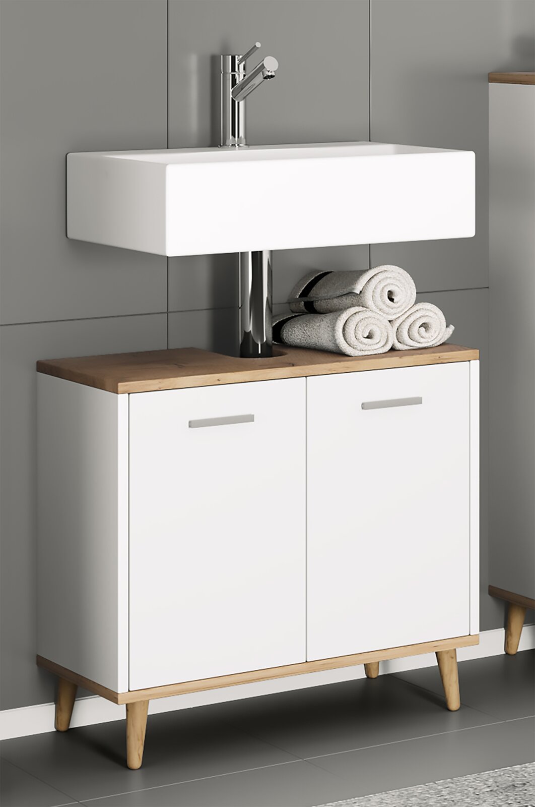 Weißer Waschtischunterschrank im skandinavischen Design mit Holzplatte und Holzfüßen, darauf ein eckiges Aufsatzwaschbecken mit Chromarmatur; Frontansicht leicht schräg von links.