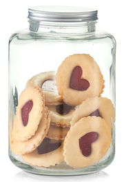 Vorratsglas mit Metalldeckel, gefüllt mit herzförmigen Keksen, aus der Frontalperspektive.