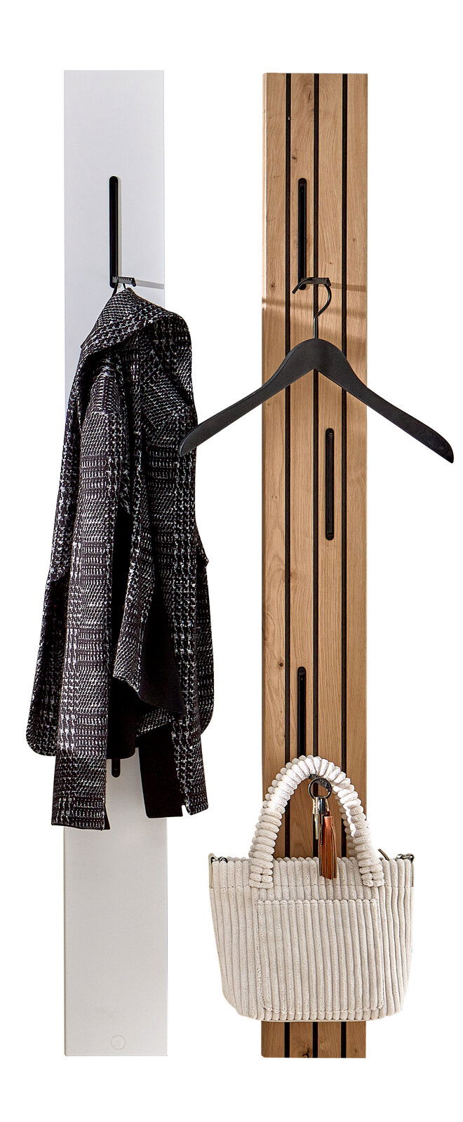Zwei Paneelleisten in Holzoptik und Weiß, frontal abgebildet, mit Haken für Kleidung und Taschen.