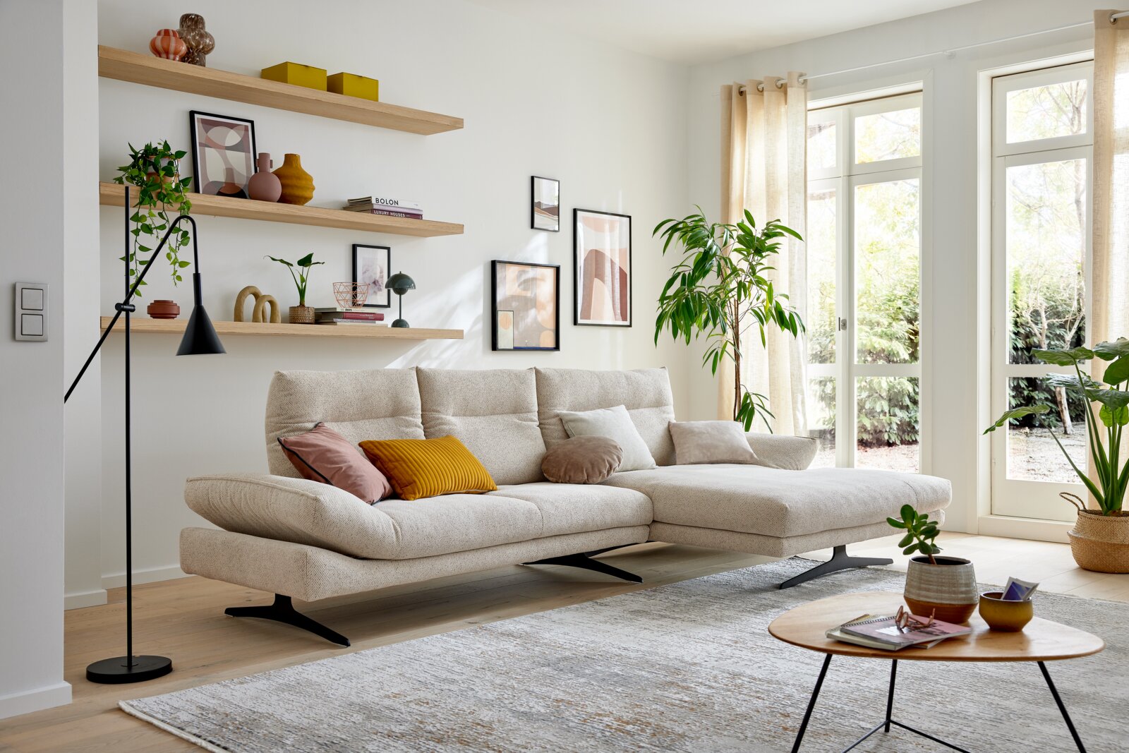Beige Longchairkombination in modernem Wohnzimmer, seitliche Perspektive