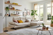 Beige Longchairkombination in modernem Wohnzimmer, seitliche Perspektive
