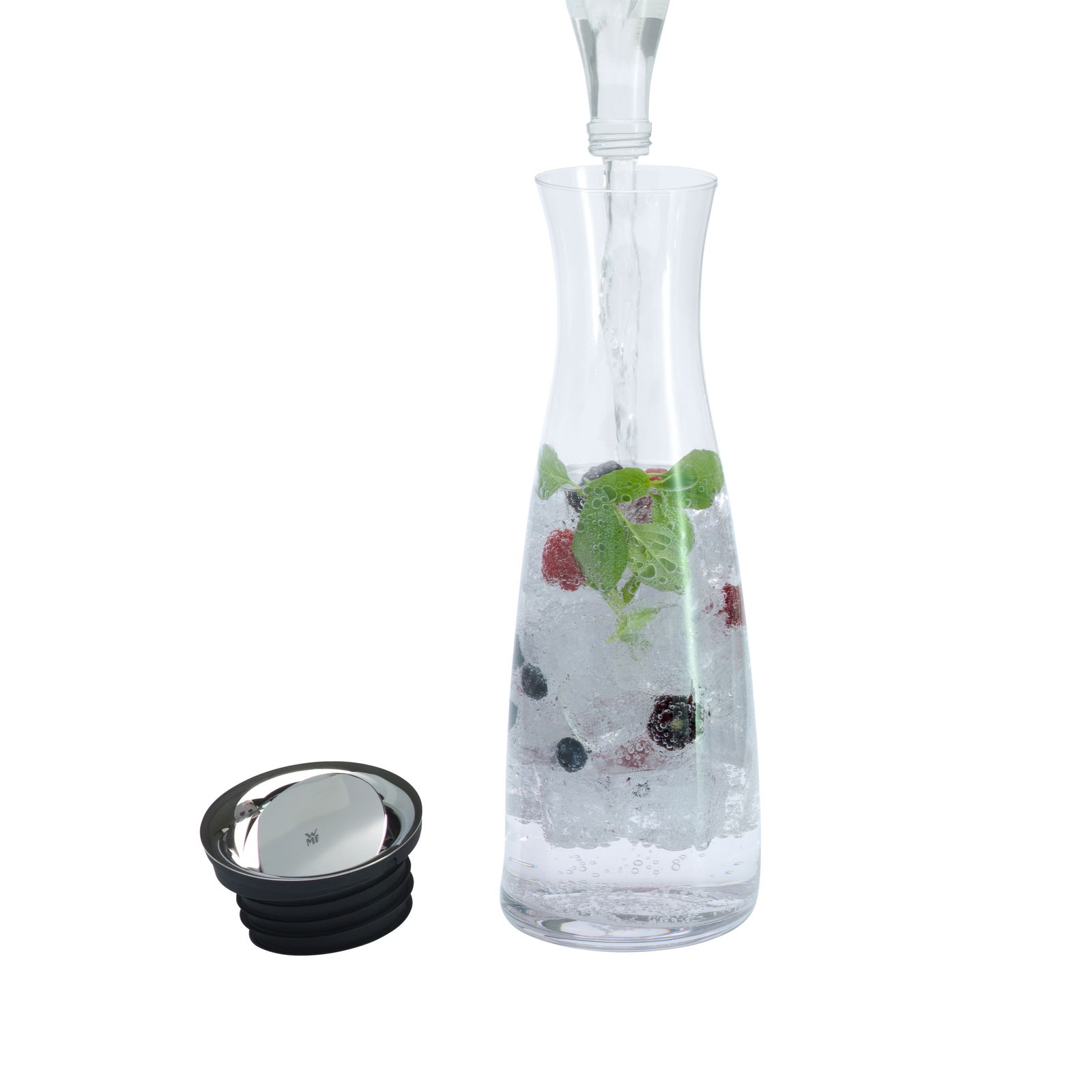 Wasserkaraffe BASIC 1,5L aus Glas, gefüllt mit Wasser, Eiswürfeln, Beeren und Minzblättern, mit abgenommenem Deckel, seitliche Perspektive.