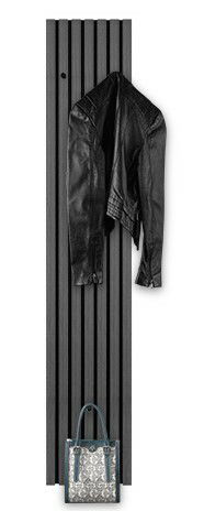 Schmale Wandgarderobe in schwarzer Farbe, frontal abgebildet, mit einer schwarzen Lederjacke und einer gemusterten Tasche.