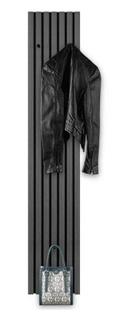 Schmale Wandgarderobe in schwarzer Farbe, frontal abgebildet, mit einer schwarzen Lederjacke und einer gemusterten Tasche.