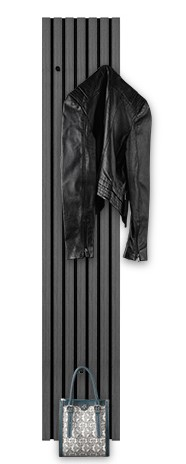 Schmale Wandgarderobe in schwarzer Farbe, frontal abgebildet, mit einer schwarzen Lederjacke und einer gemusterten Tasche.