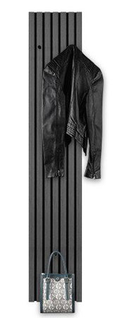 Schmale Wandgarderobe in schwarzer Farbe, frontal abgebildet, mit einer schwarzen Lederjacke und einer gemusterten Tasche.