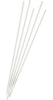 Fünf weiße Faserstäbchen in einer fächerartigen Anordnung, von oben betrachtet.