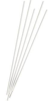 Fünf weiße Faserstäbchen in einer fächerartigen Anordnung, von oben betrachtet.