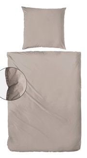 Bettwäsche-Set in Beige, bestehend aus einem Kissenbezug und einem Bettdeckenbezug, aus der Vogelperspektive fotografiert.