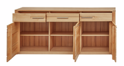 Holz-Sideboard mit drei offenen Schubladen und vier offenen Türen, frontale Ansicht