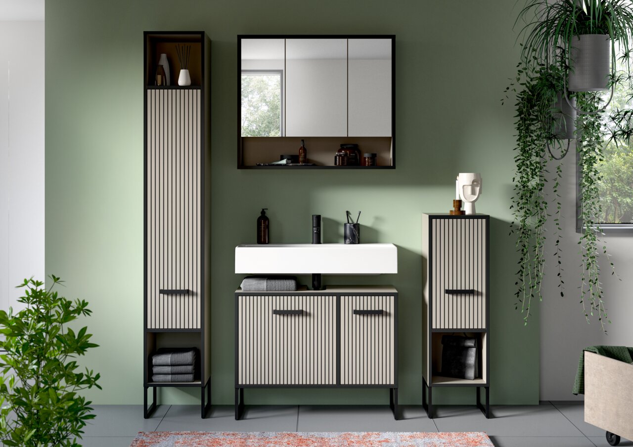 Moderne Badkombination mit grünem Hintergrund, bestehend aus einem hohen Schrank, einem Waschbecken mit Unterschrank und einem Spiegel, aus frontaler Perspektive.
