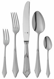Elegantes Besteckset mit dekorativen Griffen, bestehend aus Gabel, Messer, Esslöffel, Teelöffel und Kuchengabel, aus der Vogelperspektive fotografiert.