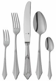 Elegante bestekset met decoratieve handvatten, bestaande uit een vork, mes, eetlepel, theelepel en taartvork, gefotografeerd vanuit vogelperspectief.