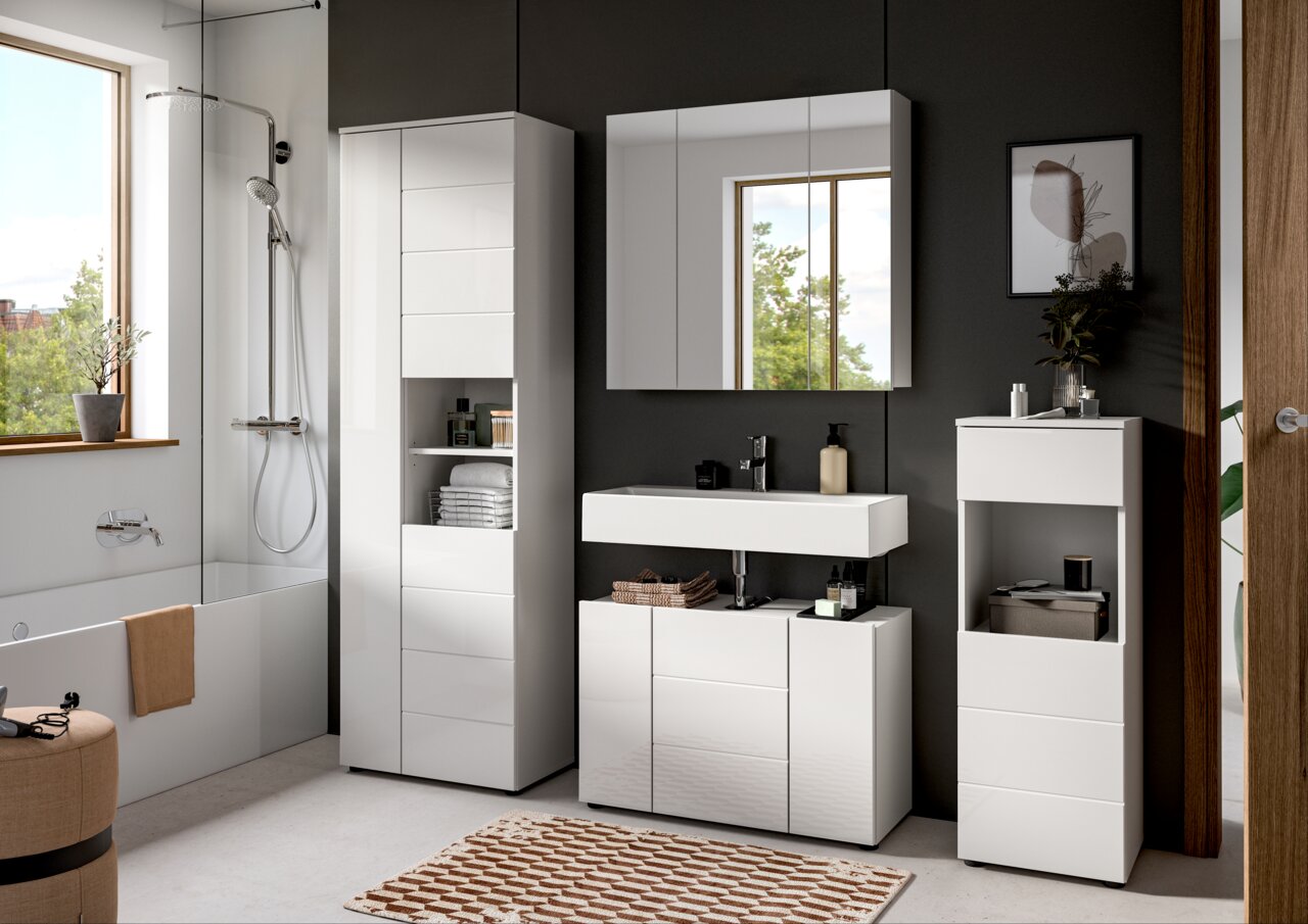 Moderne Badkombination in Weiß mit Waschbecken, Spiegel und Stauraum, seitliche Perspektive