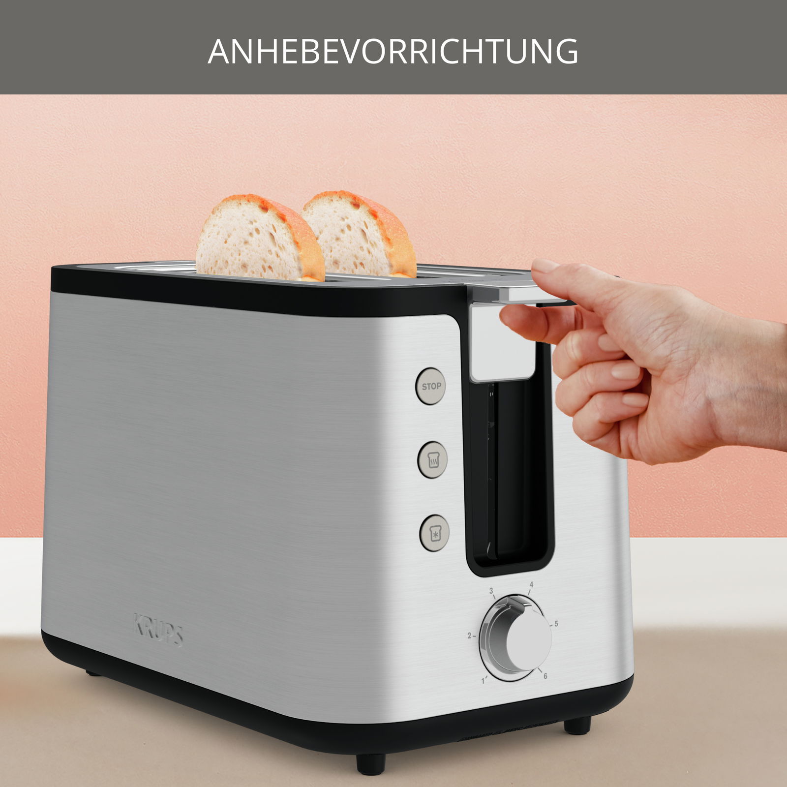 Silberner Toaster mit zwei Brotscheiben, seitliche Ansicht, Hand betätigt Hebevorrichtung