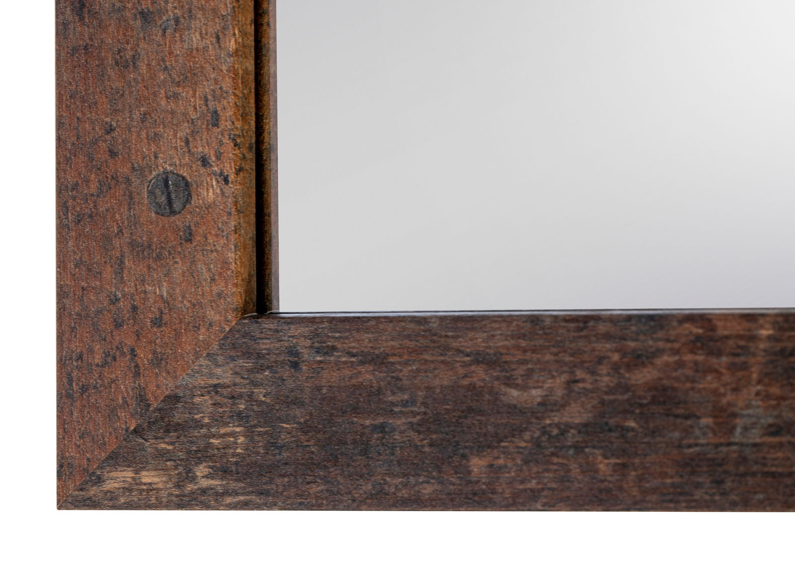 Nahaufnahme eines quadratischen Spiegels mit einem rustikalen Holzrahmen, Perspektive von der Ecke.