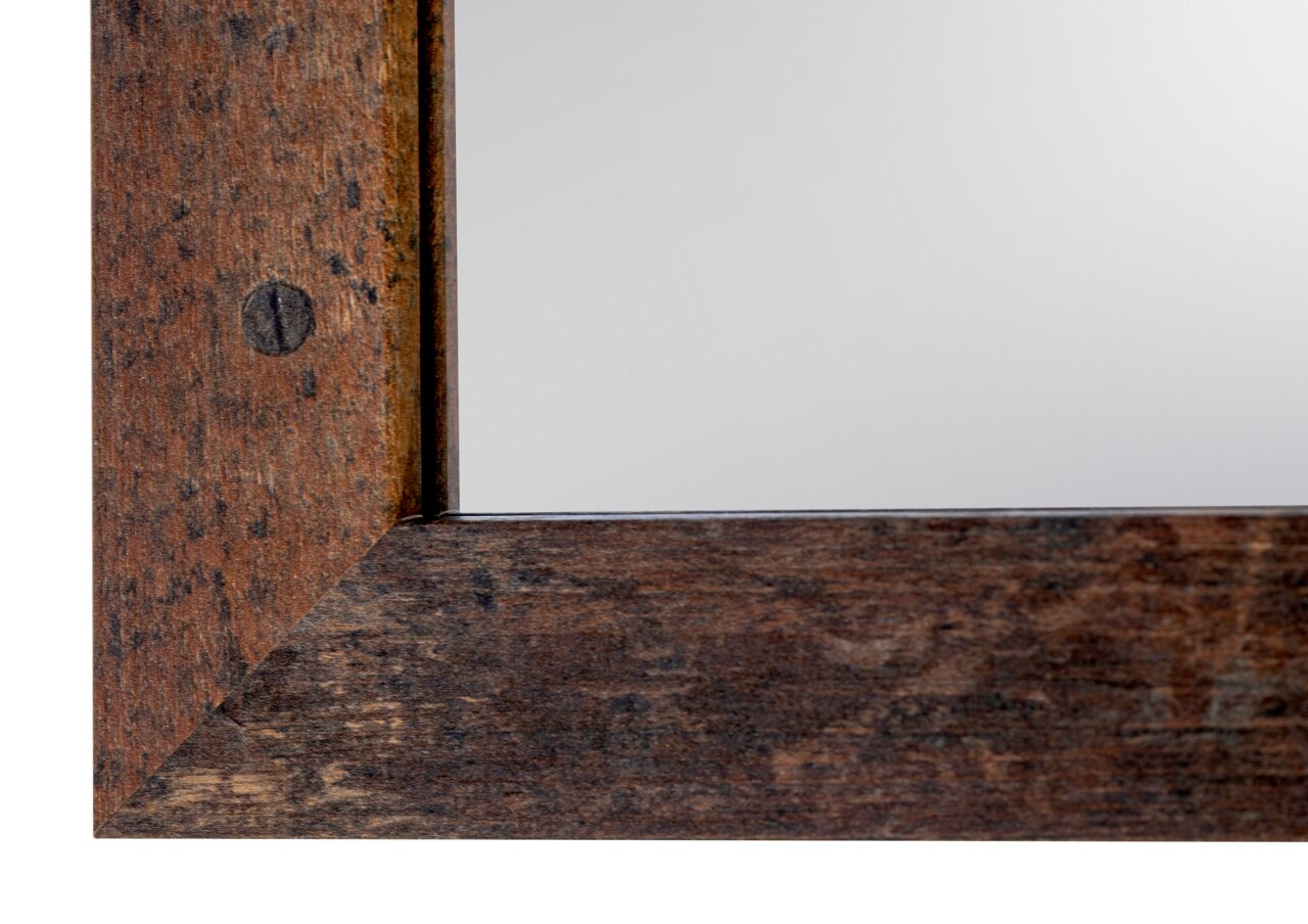 Nahaufnahme eines quadratischen Spiegels mit einem rustikalen Holzrahmen, Perspektive von der Ecke.