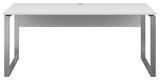 Moderner Schreibtisch mit weißer Tischplatte und silbernen Metallbeinen, Frontalansicht.