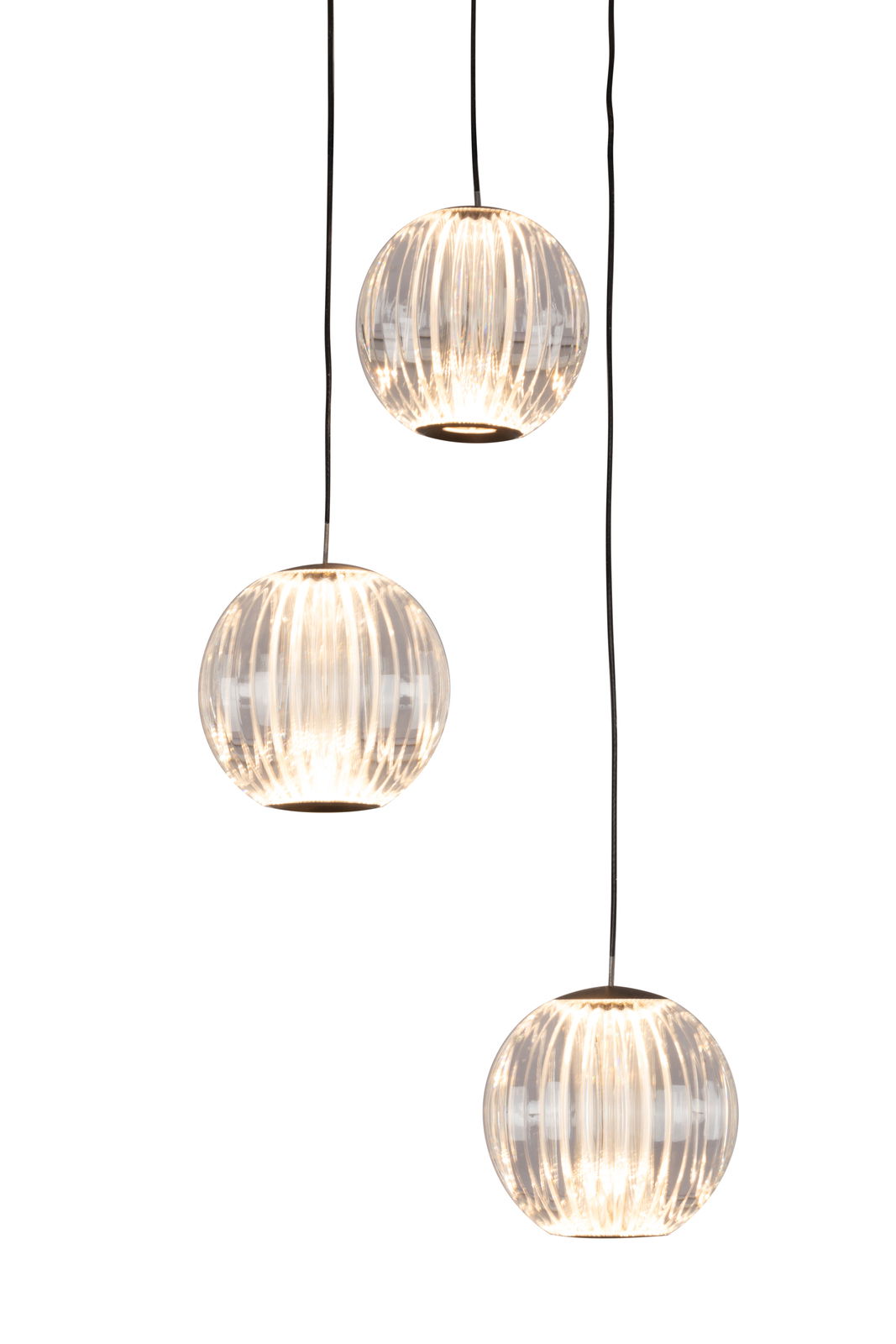 Drei kugelförmige LED-Hängeleuchten von Dieter Knoll in einer frontalen Perspektive, mit transparenten, geriffelten Schirmen, die warmes Licht ausstrahlen.