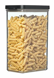 Rechteckige Vorratsdose Omnia mit schwarzem Deckel, gefüllt mit Nudeln, seitliche Perspektive