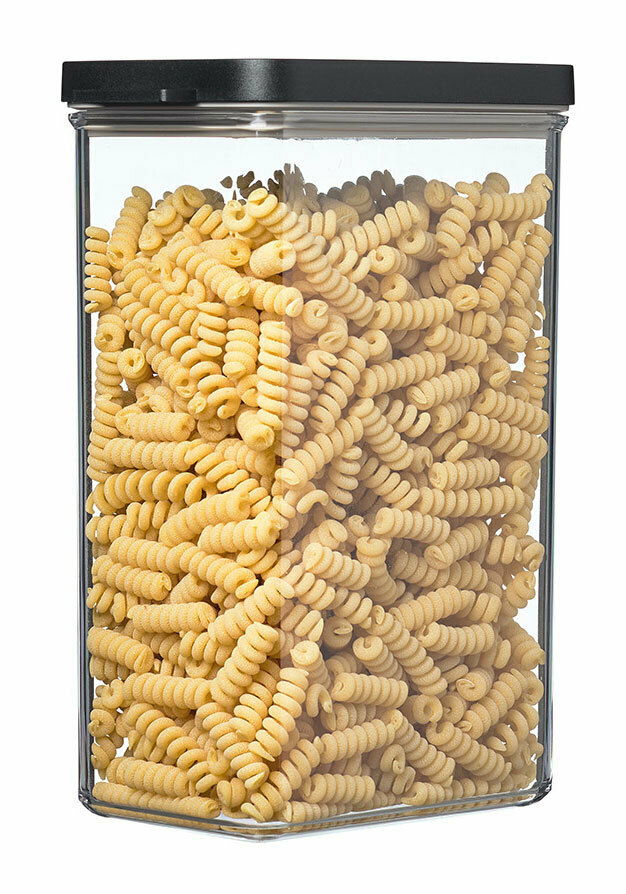 Rechteckige Vorratsdose Omnia mit schwarzem Deckel, gefüllt mit Nudeln, seitliche Perspektive