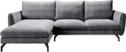 Graues Ecksofa mit linksseitiger Ottomane, drei Sitz- und Rückenkissen sowie schwarzen Metallfüßen, Frontansicht leicht von oben auf weißem Hintergrund