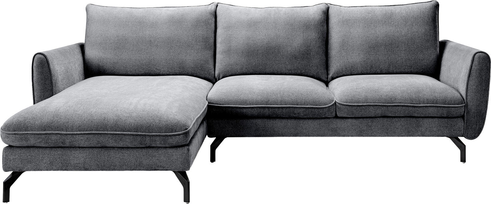 Graues Ecksofa mit linksseitiger Ottomane, drei Sitz- und Rückenkissen sowie schwarzen Metallfüßen, Frontansicht leicht von oben auf weißem Hintergrund