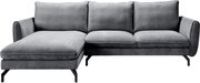 Graues Ecksofa mit linksseitiger Ottomane, drei Sitz- und Rückenkissen sowie schwarzen Metallfüßen, Frontansicht leicht von oben auf weißem Hintergrund