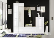 Moderne Garderobenkombination in Weiß mit Hochglanzfronten, bestehend aus einem hohen Schrank, einer Sitzbank mit Schublade und einem Hängeregal mit Haken, vor schwarzer Wand. Perspektive: Frontalansicht.