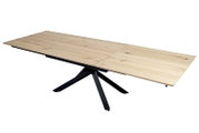 Moderner Esstisch mit heller Holzplatte und schwarzem Metallgestell, seitliche Perspektive