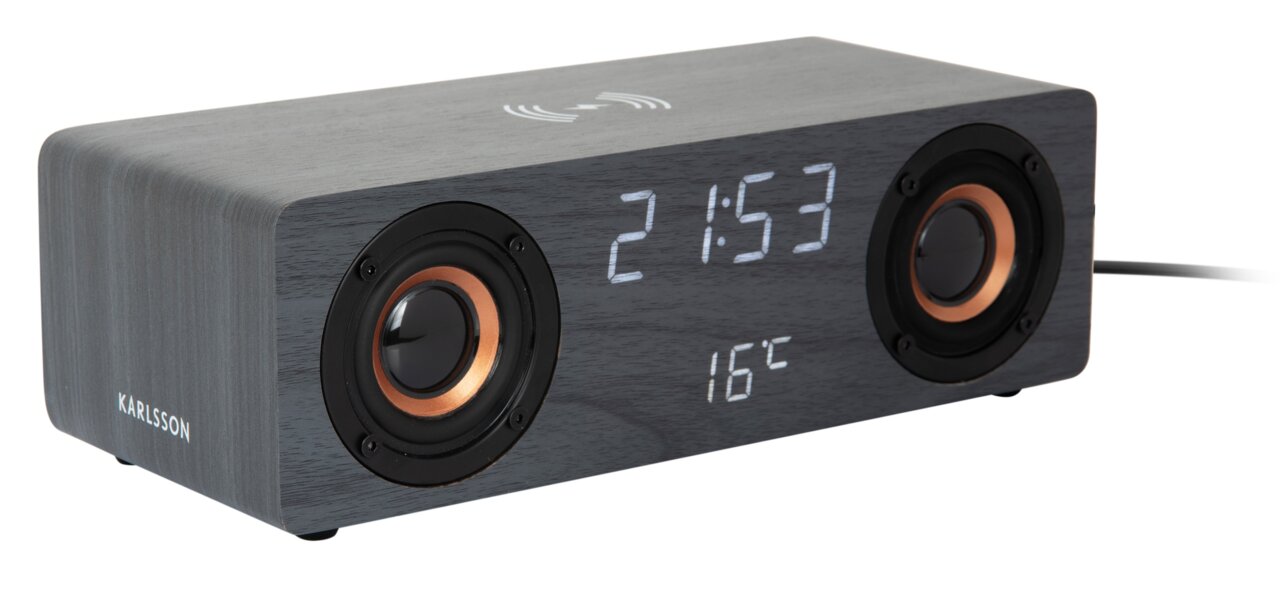 Wekkerradio met Bluetooth-luidspreker in houtlook, geeft de tijd en temperatuur weer, zijaanzicht