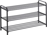 Schwarzes, dreistufiges Schuhregal aus Metall mit Stangenablagen, freigestellt auf weißem Hintergrund, in schräger Frontansicht von links.
