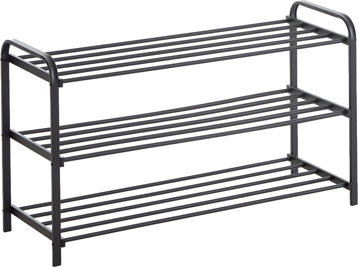 Schwarzes, dreistufiges Schuhregal aus Metall mit Stangenablagen, freigestellt auf weißem Hintergrund, in schräger Frontansicht von links.