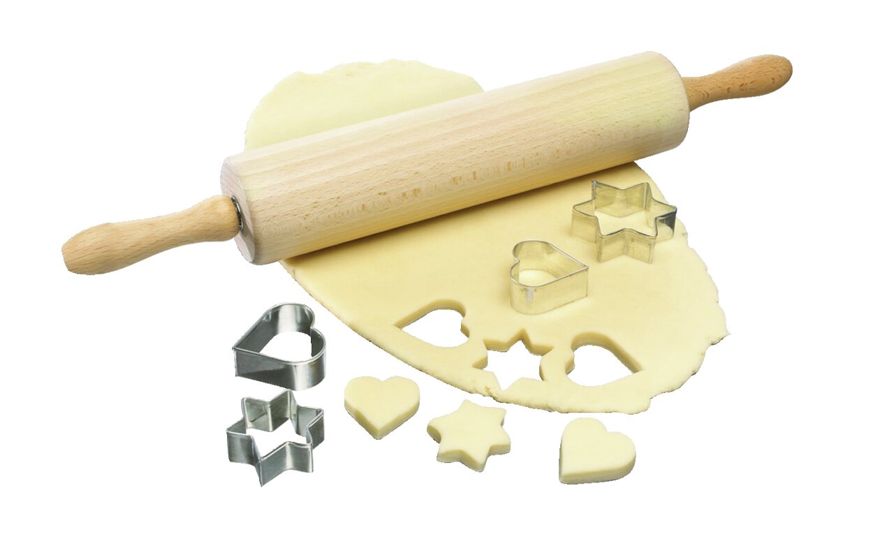 Holzteigroller auf ausgerolltem Teig mit Ausstechformen in Herz- und Sternform, seitliche Perspektive